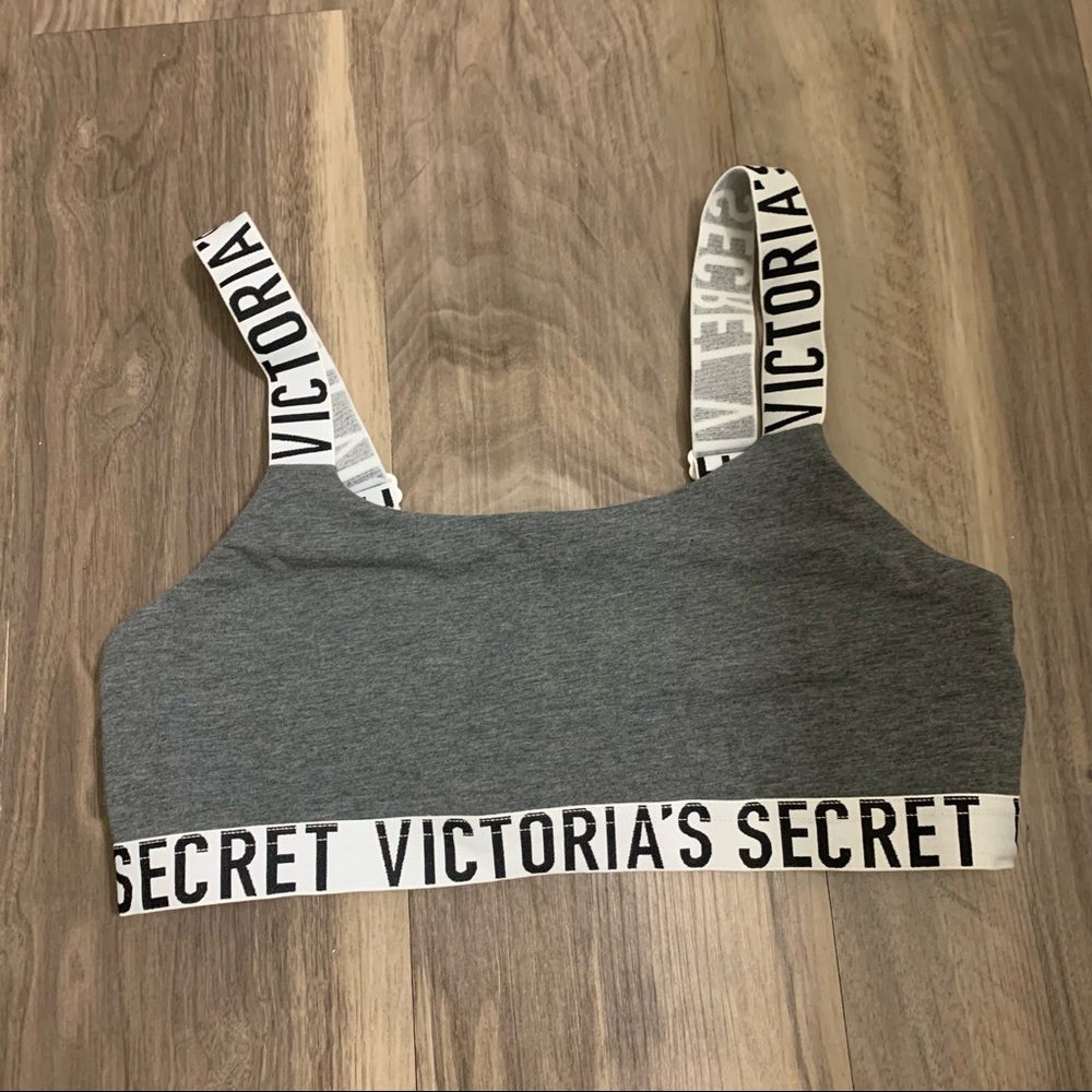 NWOT. Victoria’s Secret Sports Bra Size Medium